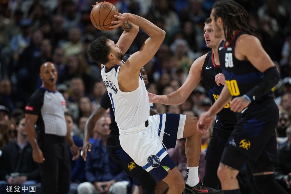 在篮球场上 在篮球场上